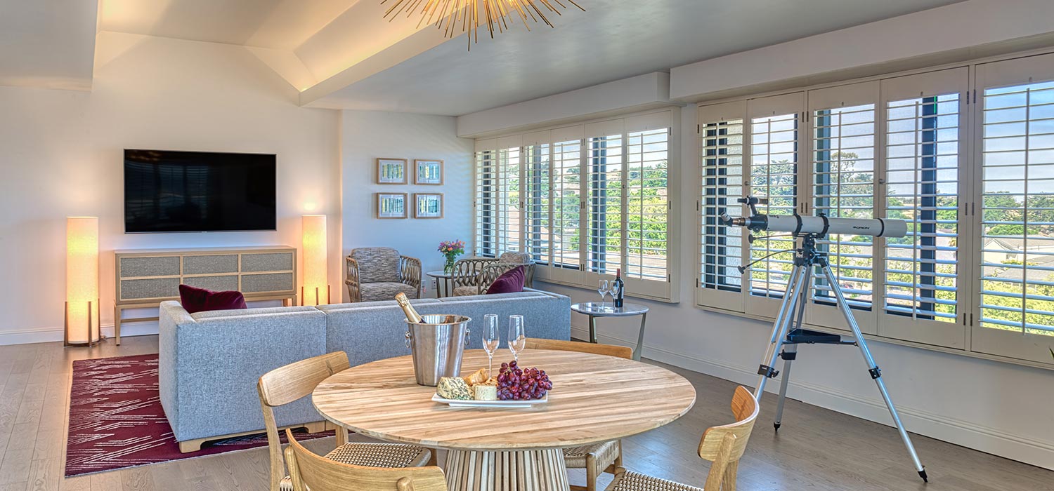 One Bedroom Executive Suite dining area.