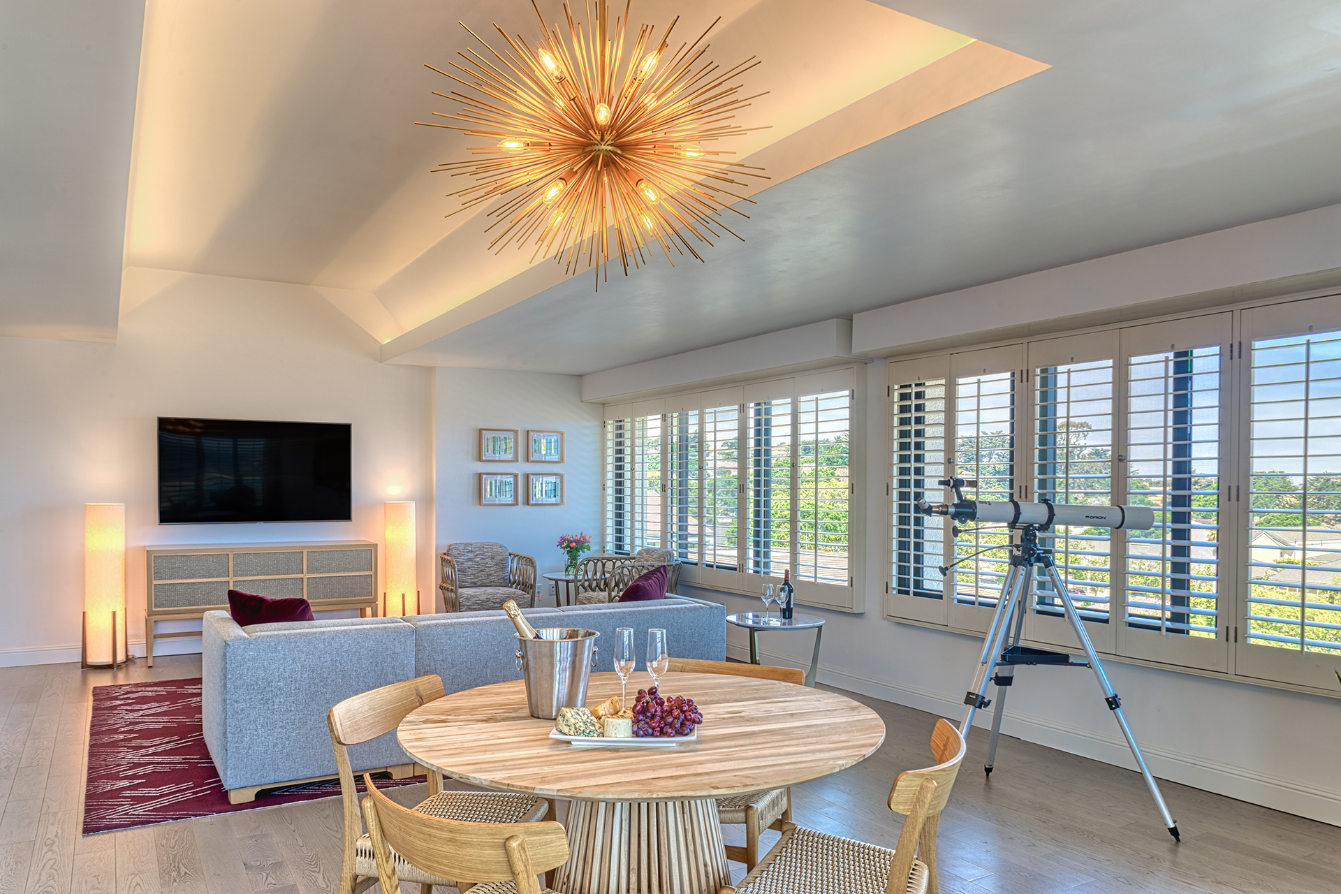 One bedroom executive suite dining area.