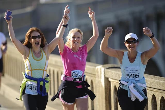 women running a marathon